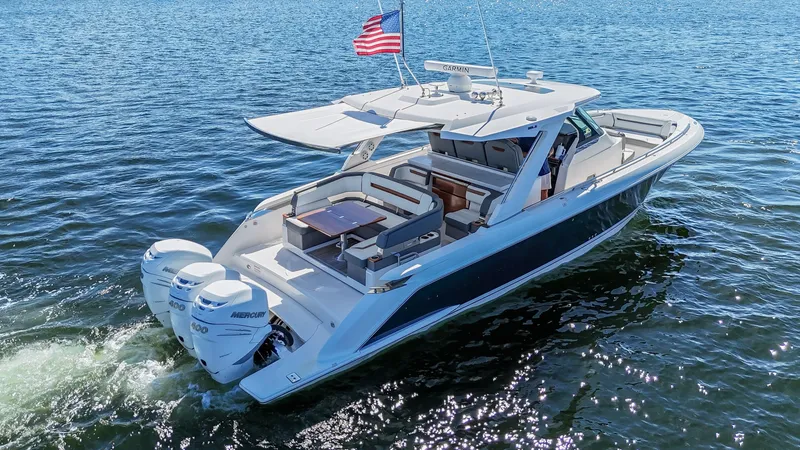 Slide: The Image of Tiara 38 LS 2020 - 6066570