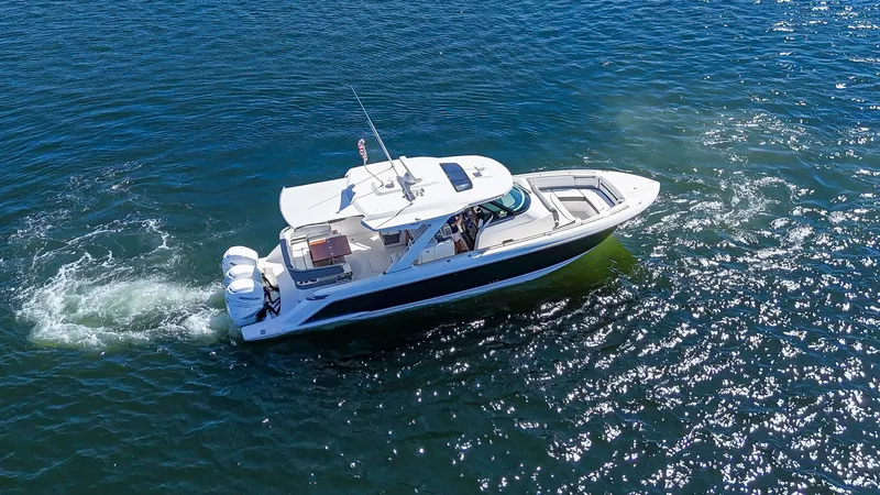 Slide: The Image of Tiara 38 LS 2020 - 6066572