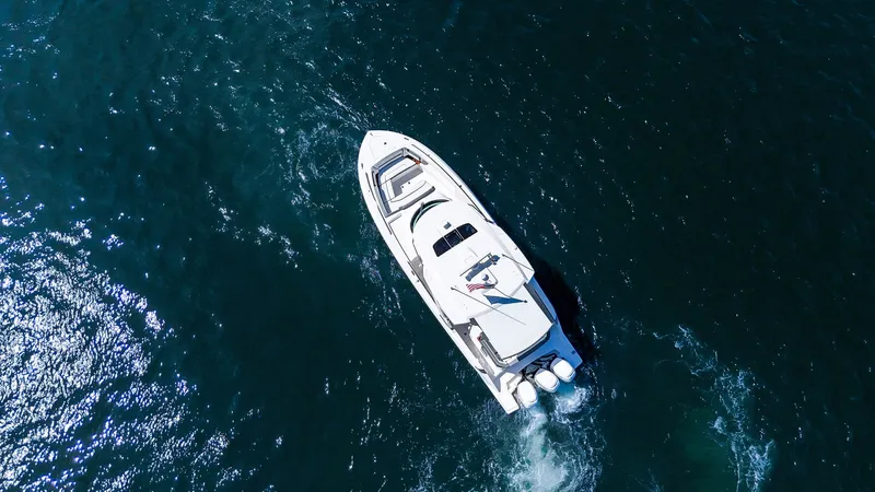 Slide: The Image of Tiara 38 LS 2020 - 6066573