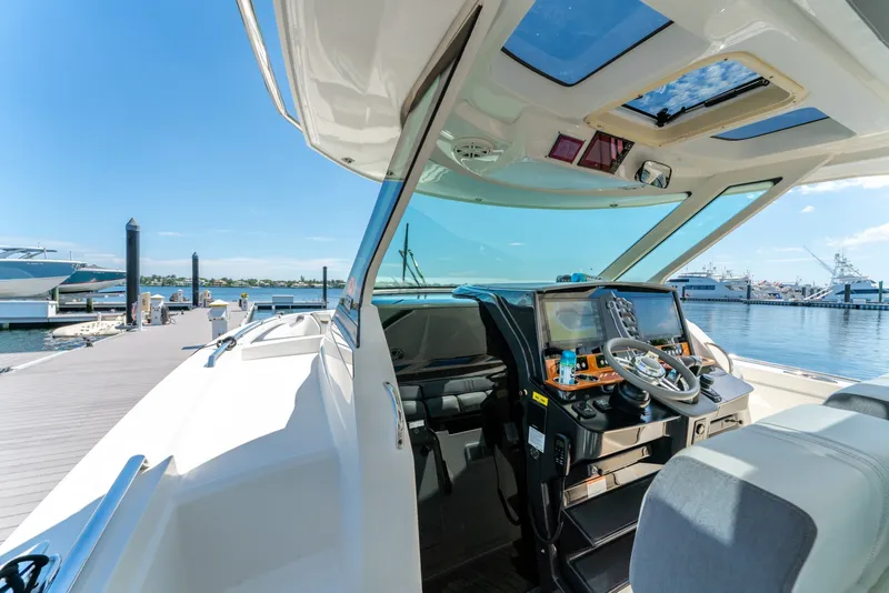 Slide: The Image of Tiara 38 LS 2020 - 6066574