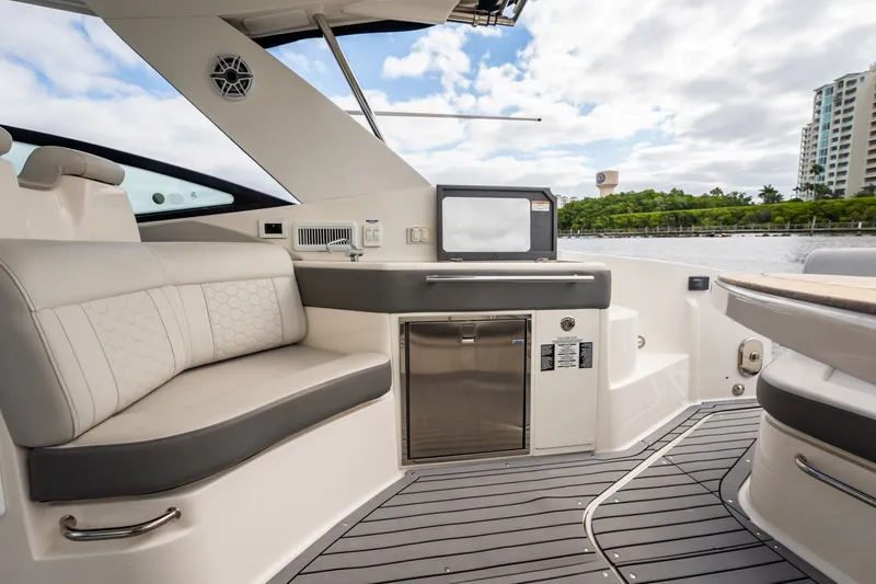 Slide: The Image of Sea Ray Sundancer 320 Outboard 2021 - 6067080