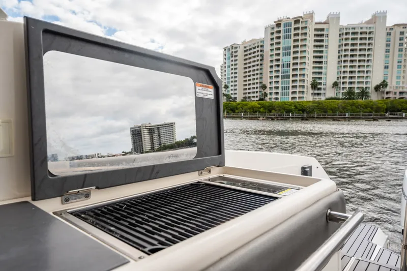 Slide: The Image of Sea Ray Sundancer 320 Outboard 2021 - 6067081