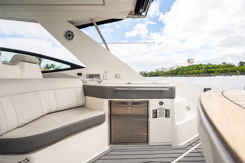 Slide: The Image of Sea Ray Sundancer 320 Outboard 2021 - 6067082