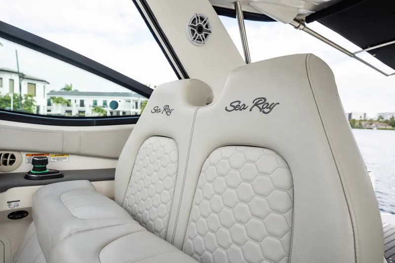 Slide: The Image of Sea Ray Sundancer 320 Outboard 2021 - 6067087