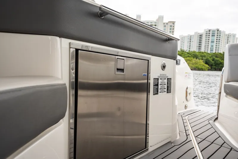 Slide: The Image of Sea Ray Sundancer 320 Outboard 2021 - 6067093