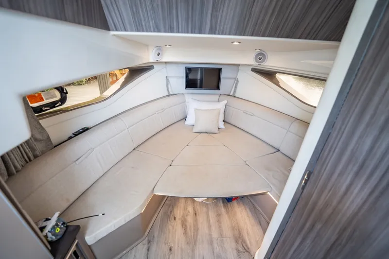 Slide: The Image of Sea Ray Sundancer 320 Outboard 2021 - 6067098