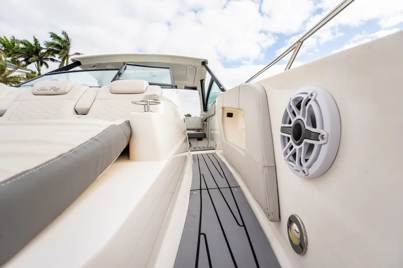 Slide: The Image of Sea Ray Sundancer 320 Outboard 2021 - 6067075