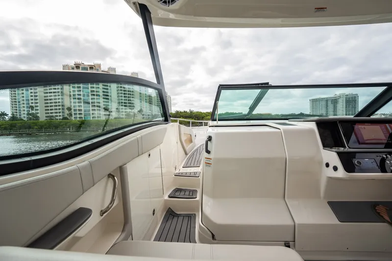 Slide: The Image of Sea Ray Sundancer 320 Outboard 2021 - 6067076