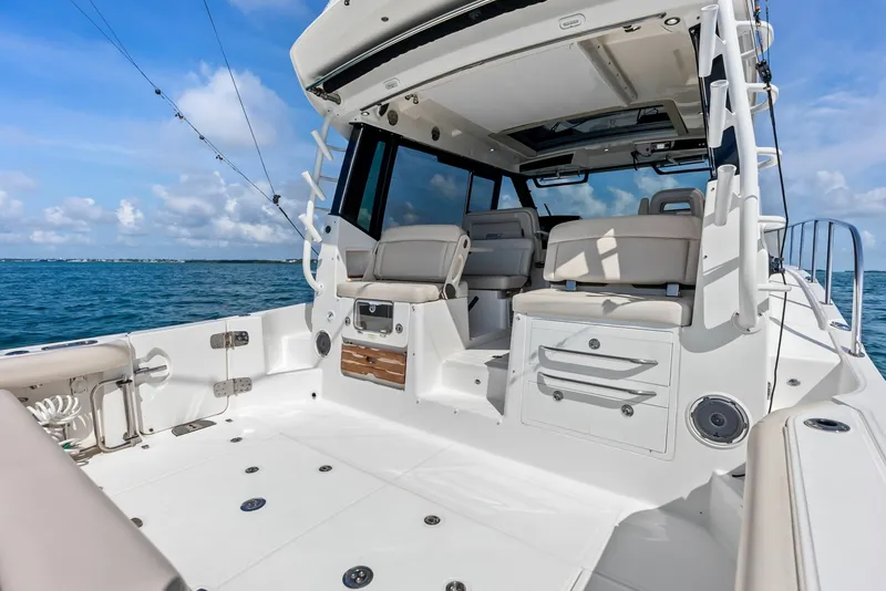 Slide: The Image of Boston Whaler 405 Conquest 2023 - 6135623