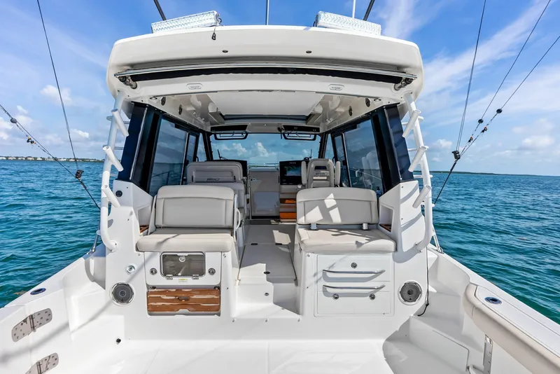 Slide: The Image of Boston Whaler 405 Conquest 2023 - 6135592