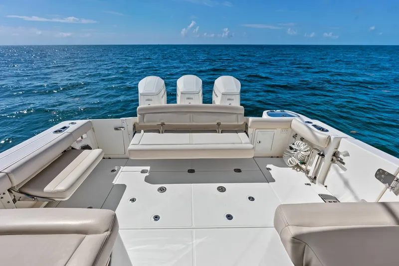 Slide: The Image of Boston Whaler 405 Conquest 2023 - 6135594