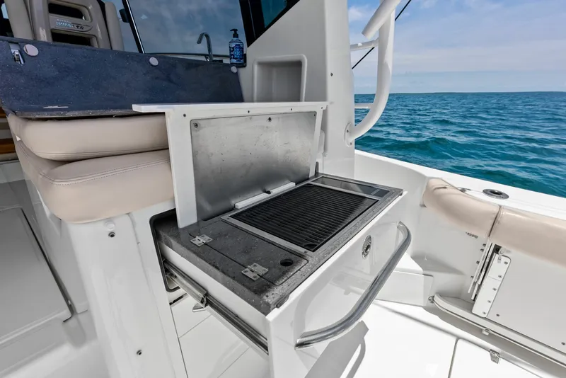 Slide: The Image of Boston Whaler 405 Conquest 2023 - 6135596