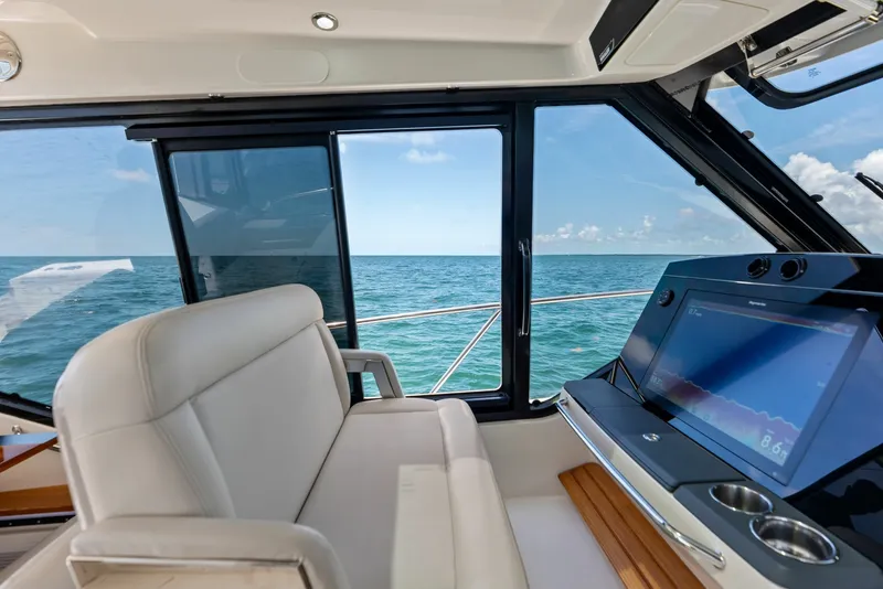 Slide: The Image of Boston Whaler 405 Conquest 2023 - 6135602