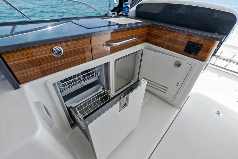 Slide: The Image of Boston Whaler 405 Conquest 2023 - 6135599