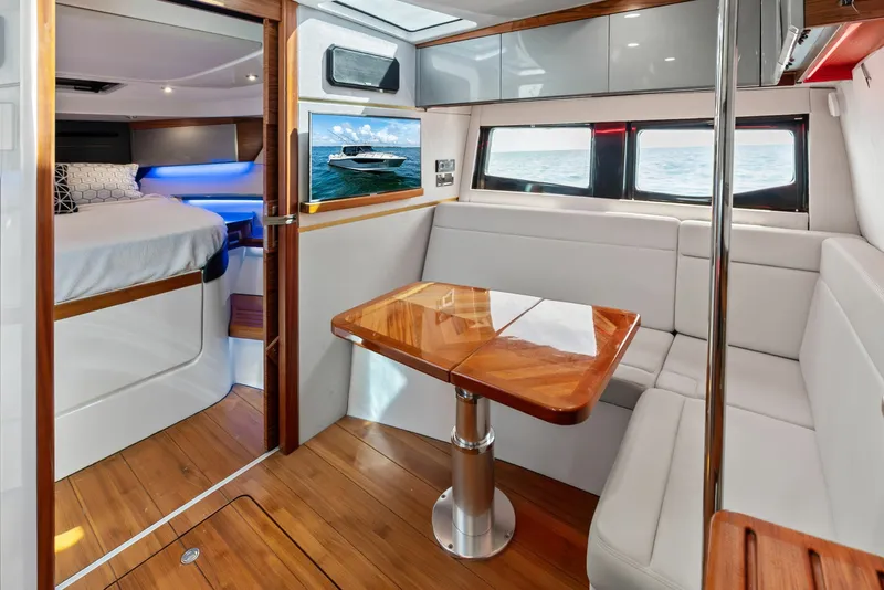 Slide: The Image of Boston Whaler 405 Conquest 2023 - 6135604