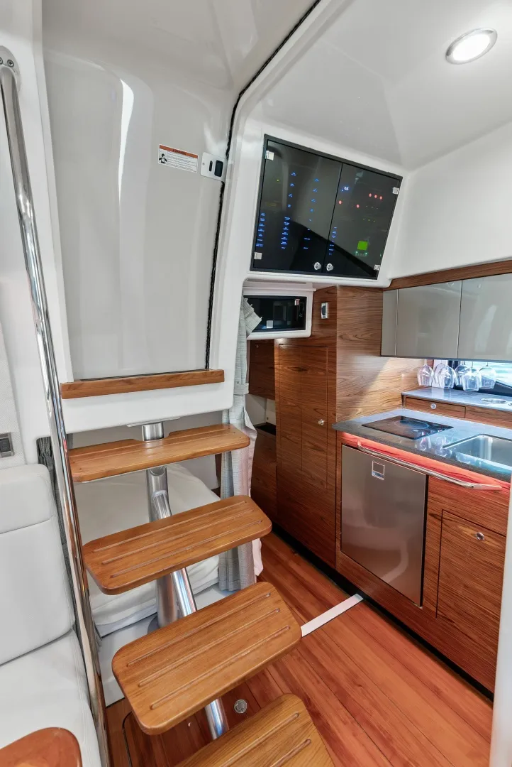 Slide: The Image of Boston Whaler 405 Conquest 2023 - 6135632