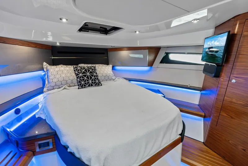 Slide: The Image of Boston Whaler 405 Conquest 2023 - 6135634