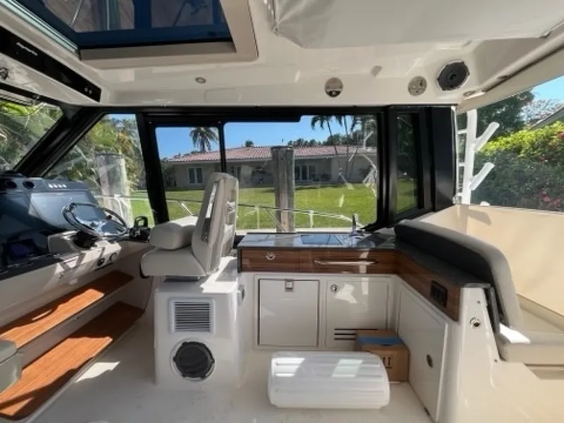 Slide: The Image of Boston Whaler 405 Conquest 2023 - 6067715