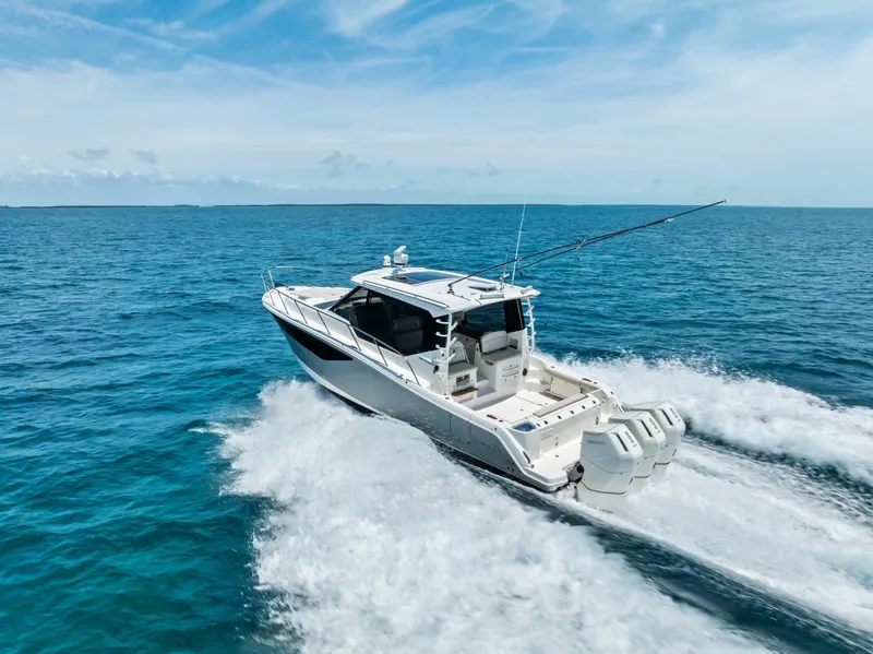 Slide: The Image of Boston Whaler 405 Conquest 2023 - 6135589