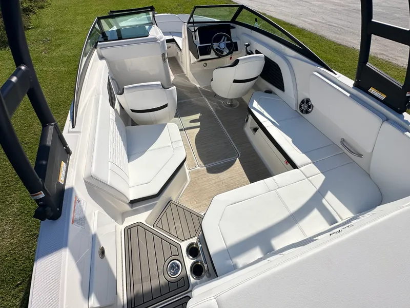 Slide: The Image of Sea Ray SPX 230 Outboard 2025 - 10