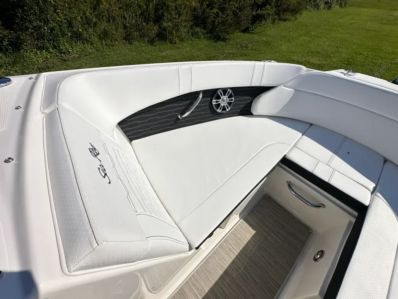 Slide: The Image of Sea Ray SPX 230 Outboard 2025 - 23
