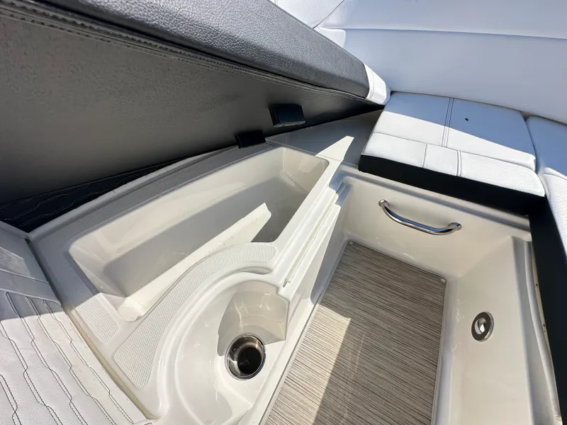 Slide: The Image of Sea Ray SPX 230 Outboard 2025 - 25