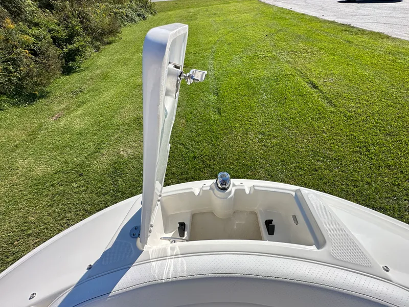 Slide: The Image of Sea Ray SPX 230 Outboard 2025 - 28