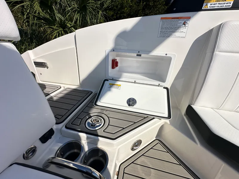 Slide: The Image of Sea Ray SPX 230 Outboard 2025 - 29