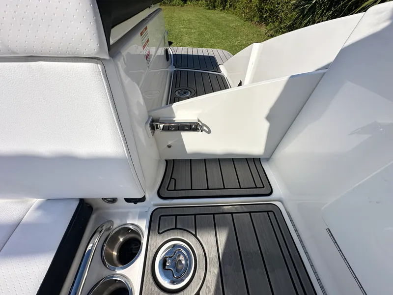 Slide: The Image of Sea Ray SPX 230 Outboard 2025 - 30