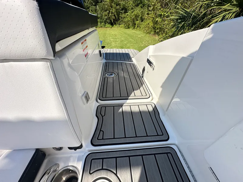 Slide: The Image of Sea Ray SPX 230 Outboard 2025 - 31