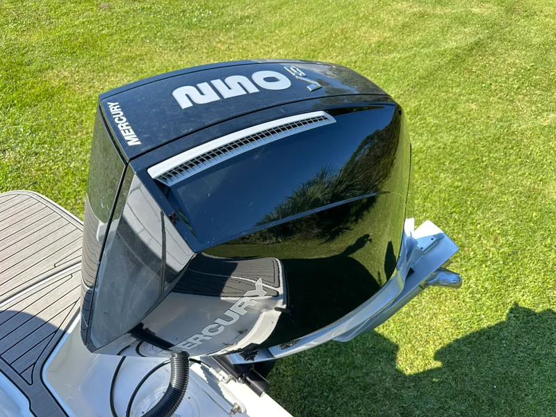 Slide: The Image of Sea Ray SPX 230 Outboard 2025 - 32