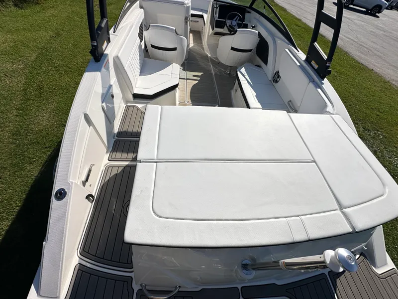Slide: The Image of Sea Ray SPX 230 Outboard 2025 - 6