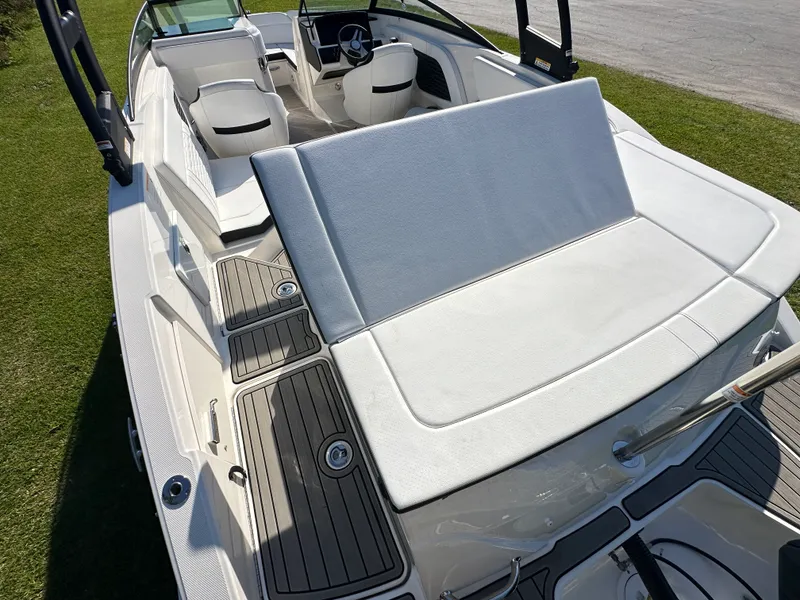 Slide: The Image of Sea Ray SPX 230 Outboard 2025 - 7