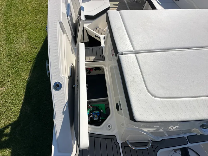 Slide: The Image of Sea Ray SPX 230 Outboard 2025 - 8