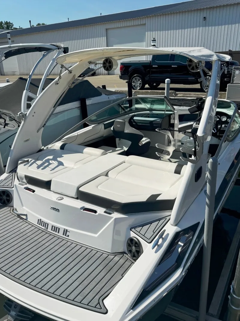 Slide: The Image of Regal 2100 Bowrider 2019 - 6069406