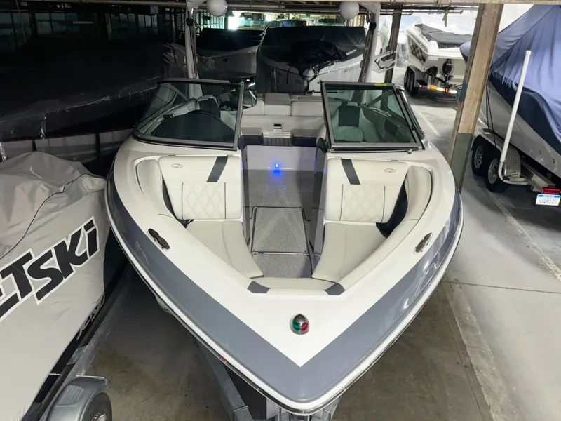 Slide: The Image of Regal 2100 Bowrider 2019 - 6069409