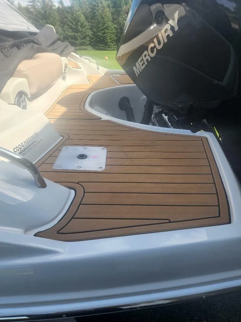 Slide: The Image of Crownline Boats E255 XS 2022 - 6069467