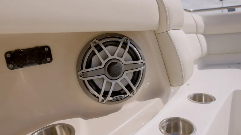 Slide: The Image of Boston Whaler Outrage 2018 - 6070071