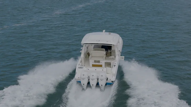 Slide: The Image of Boston Whaler Outrage 2018 - 6070060