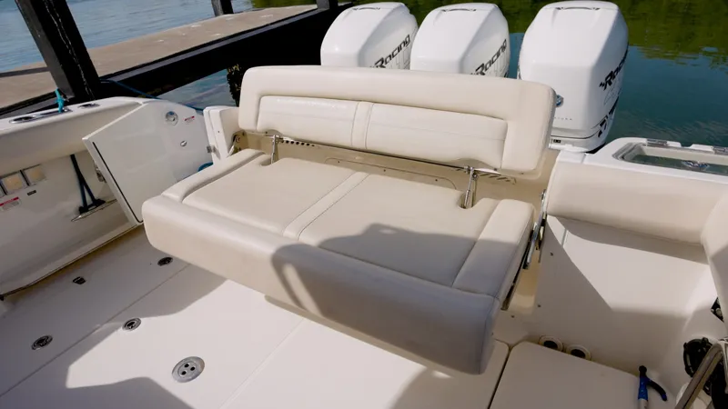 Slide: The Image of Boston Whaler Realm 2018 - 6070069