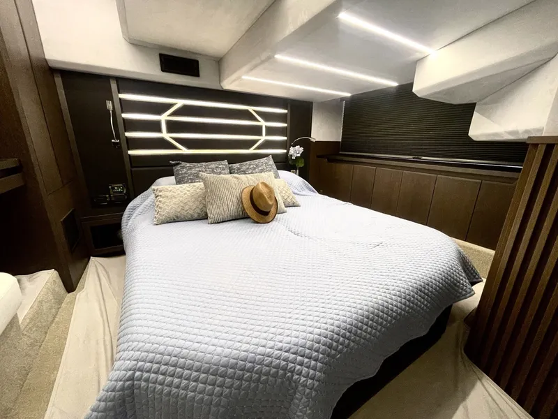 Slide: The Image of Galeon 425 HTS 2020 - 6071719