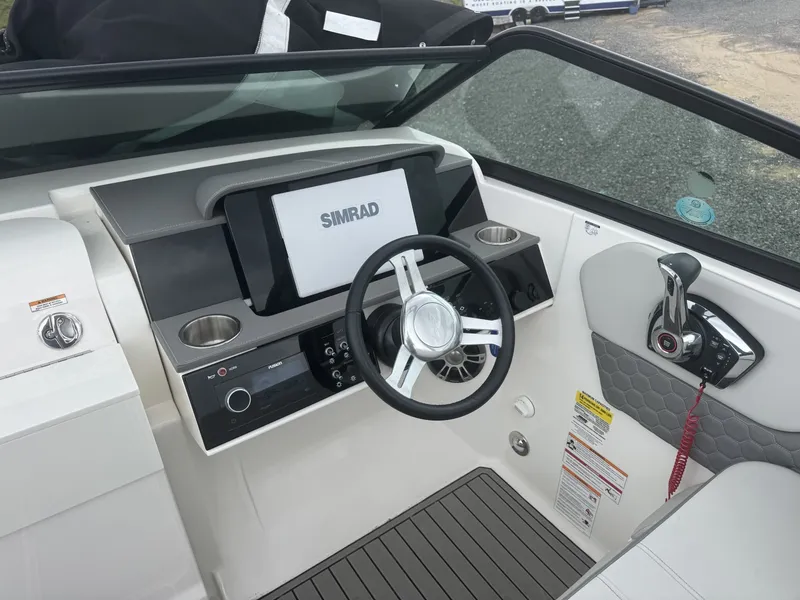 Slide: The Image of Sea Ray SDX 250 Outboard 2024 - 6071943