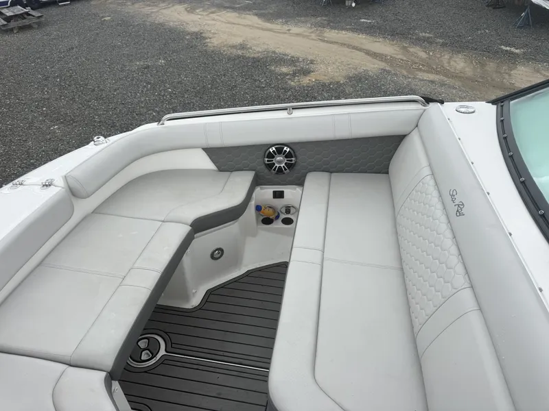 Slide: The Image of Sea Ray SDX 250 Outboard 2024 - 6071950
