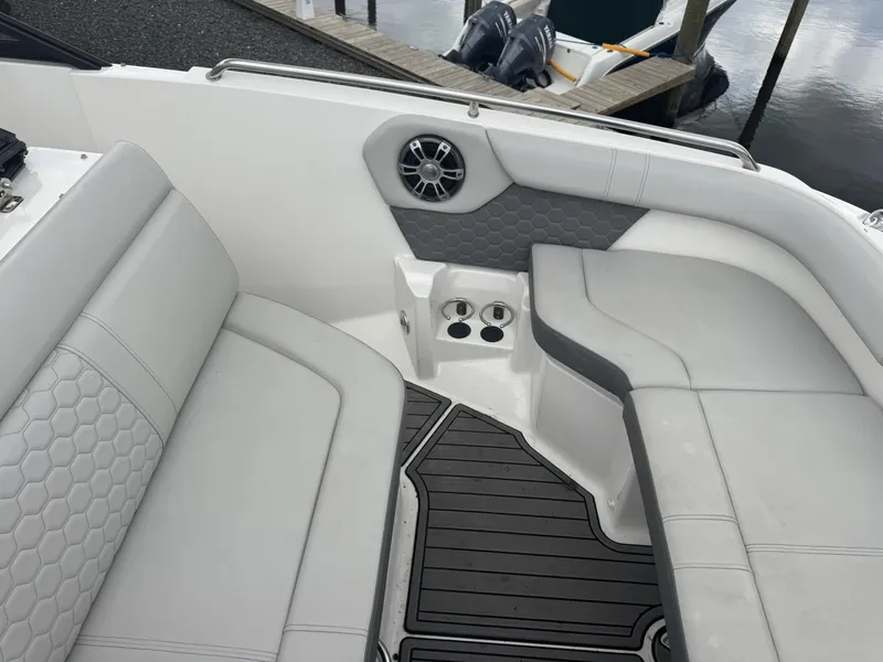 Slide: The Image of Sea Ray SDX 250 Outboard 2024 - 6071951
