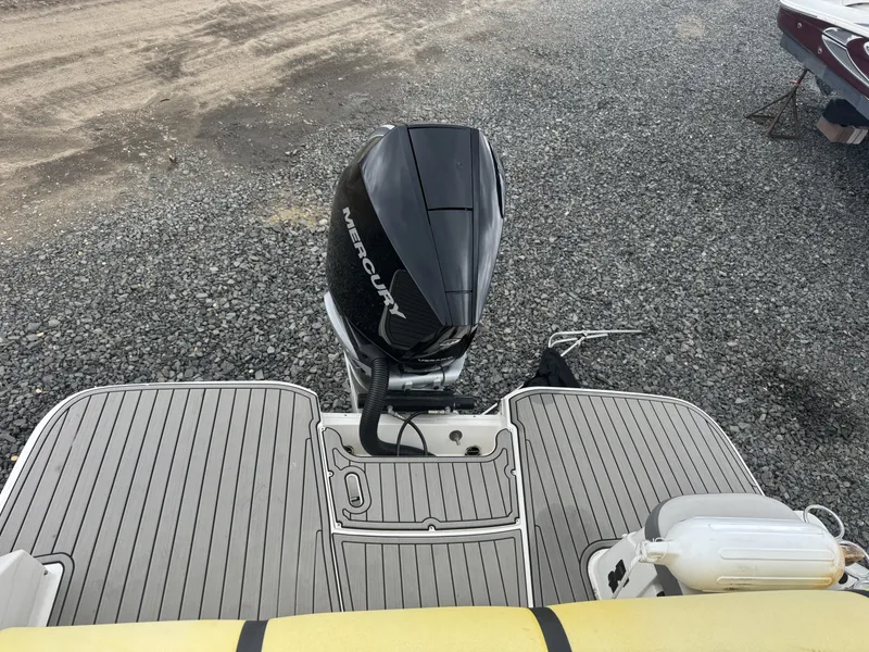 Slide: The Image of Sea Ray SDX 250 Outboard 2024 - 6071953