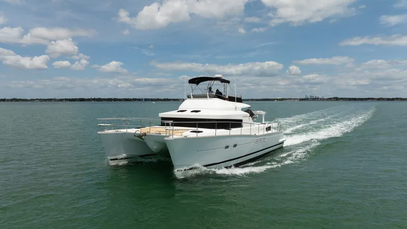 The Image of Lagoon Power 43 2005 - 6077810