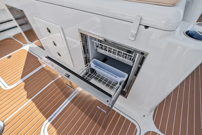 Slide: The Image of Yellowfin 54 Offshore 2024 - 6088046