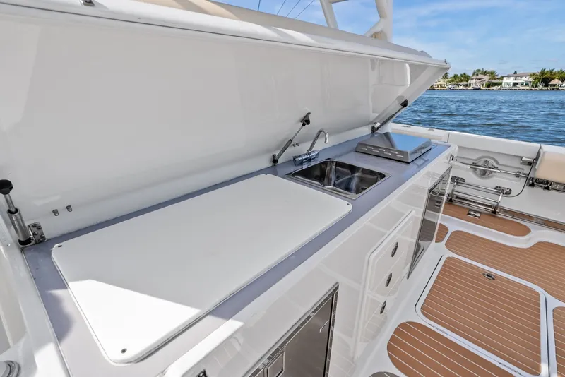 Slide: The Image of Yellowfin 54 Offshore 2024 - 6088052