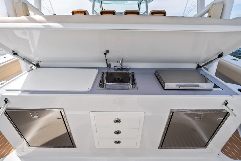 Slide: The Image of Yellowfin 54 Offshore 2024 - 6088053