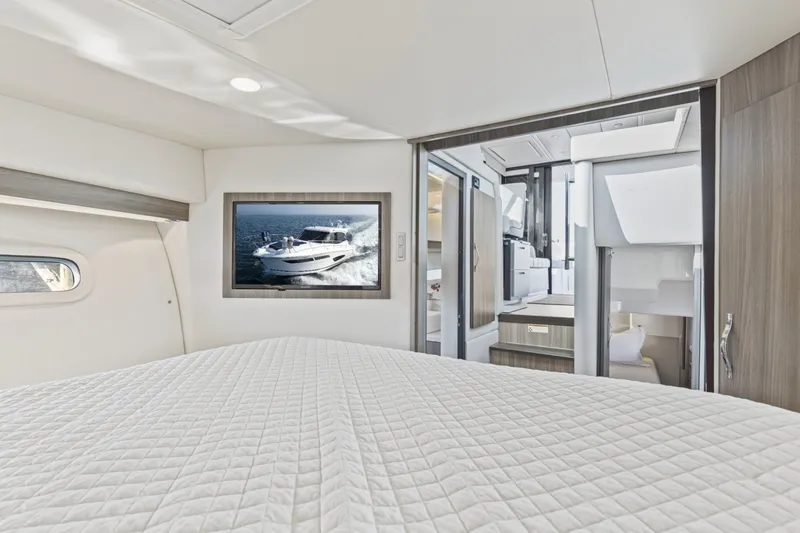Slide: The Image of Regal 38 XO 2020 - 6085261